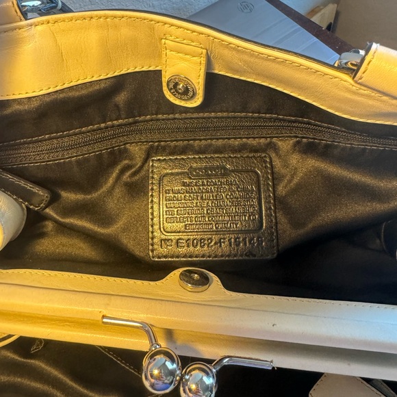 Coach F1032 gray white pebble leather shoulder bag preowned like new - Picture 6 of 7